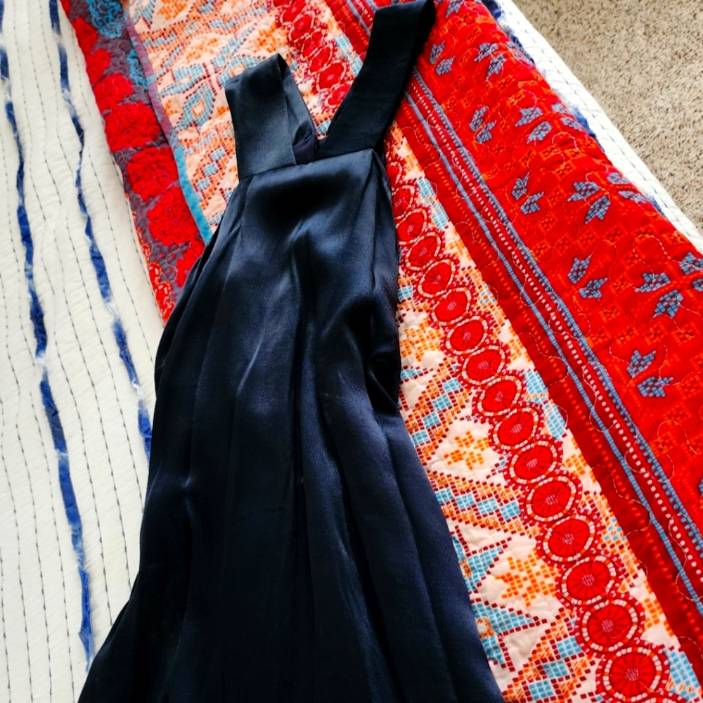 BANANA REPUBLIC BEAUTIFUL DARK BLUE SHOULDER BARING TUNIC.